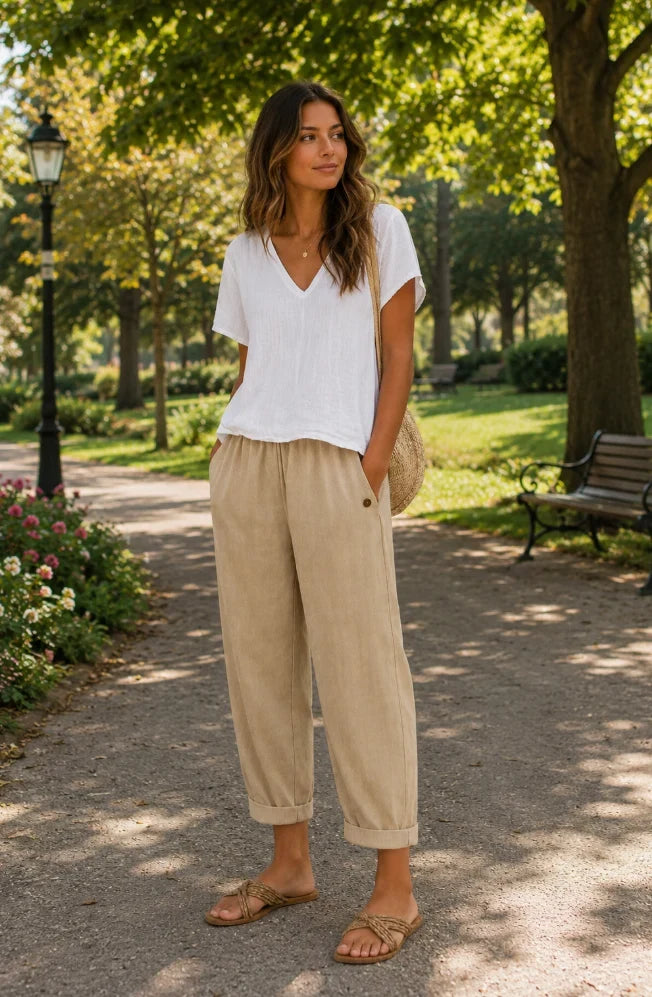 Pantalon chic et confortable Samantha de Danoir Paris porté par un modèle, en tissu léger et élégant, coupe moderne.
