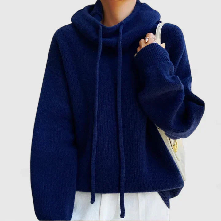 Sweat à capuche Marie de Danoir Paris, veste confortable en molleton gris avec capuche et poche kangourou, porté sur un fond neutre.