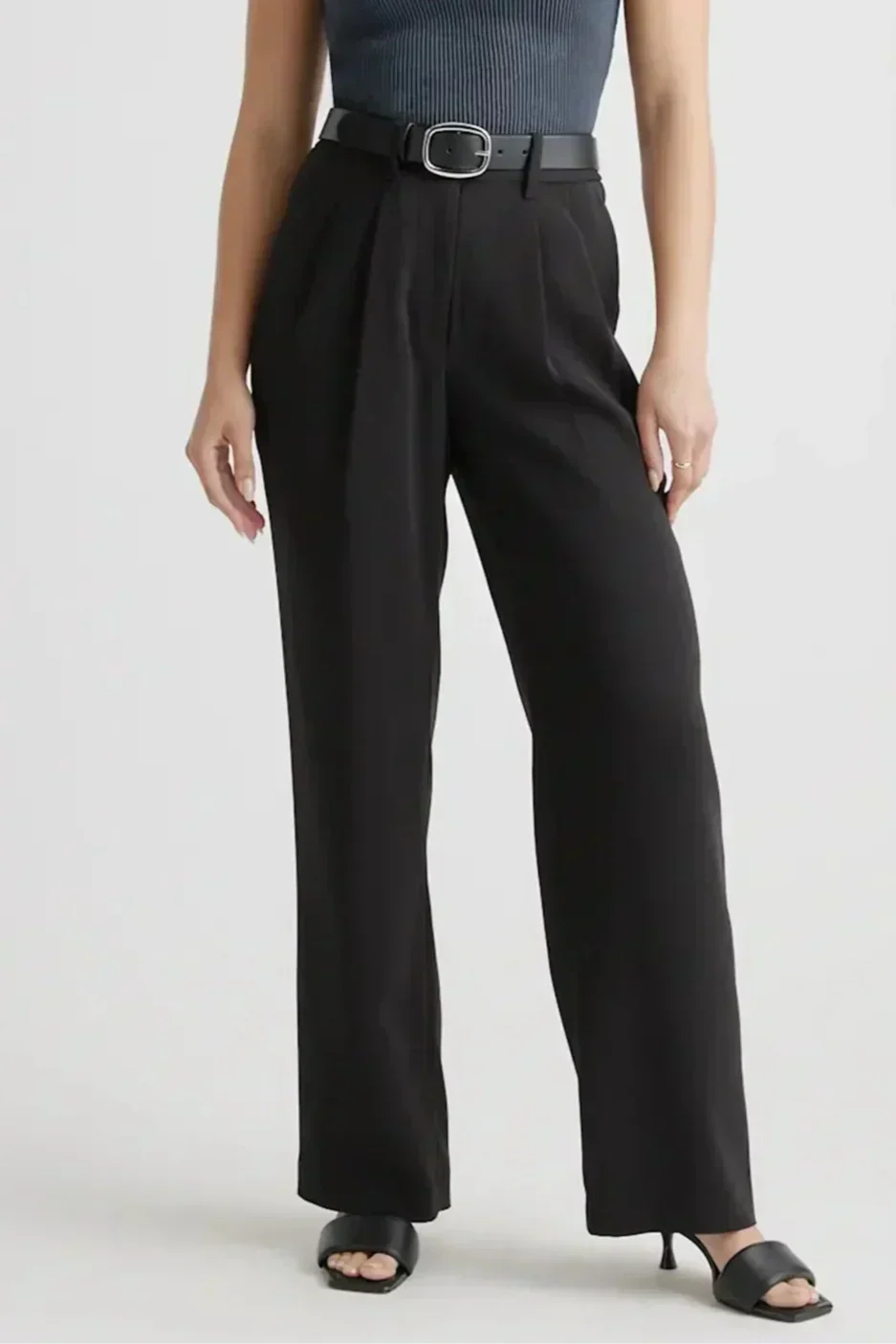 Pantalon large marine de Danoir Paris, pantalon à jambes larges noir, tissu fluide et élégant, vue de face.