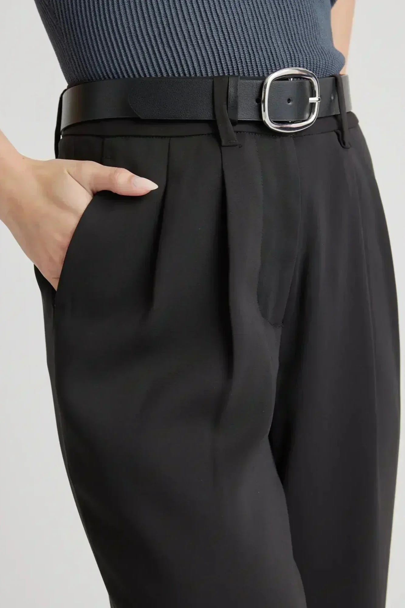 Pantalon large Danoir Paris, coupe wide-leg en tissu noir, porté avec une silhouette élégante.