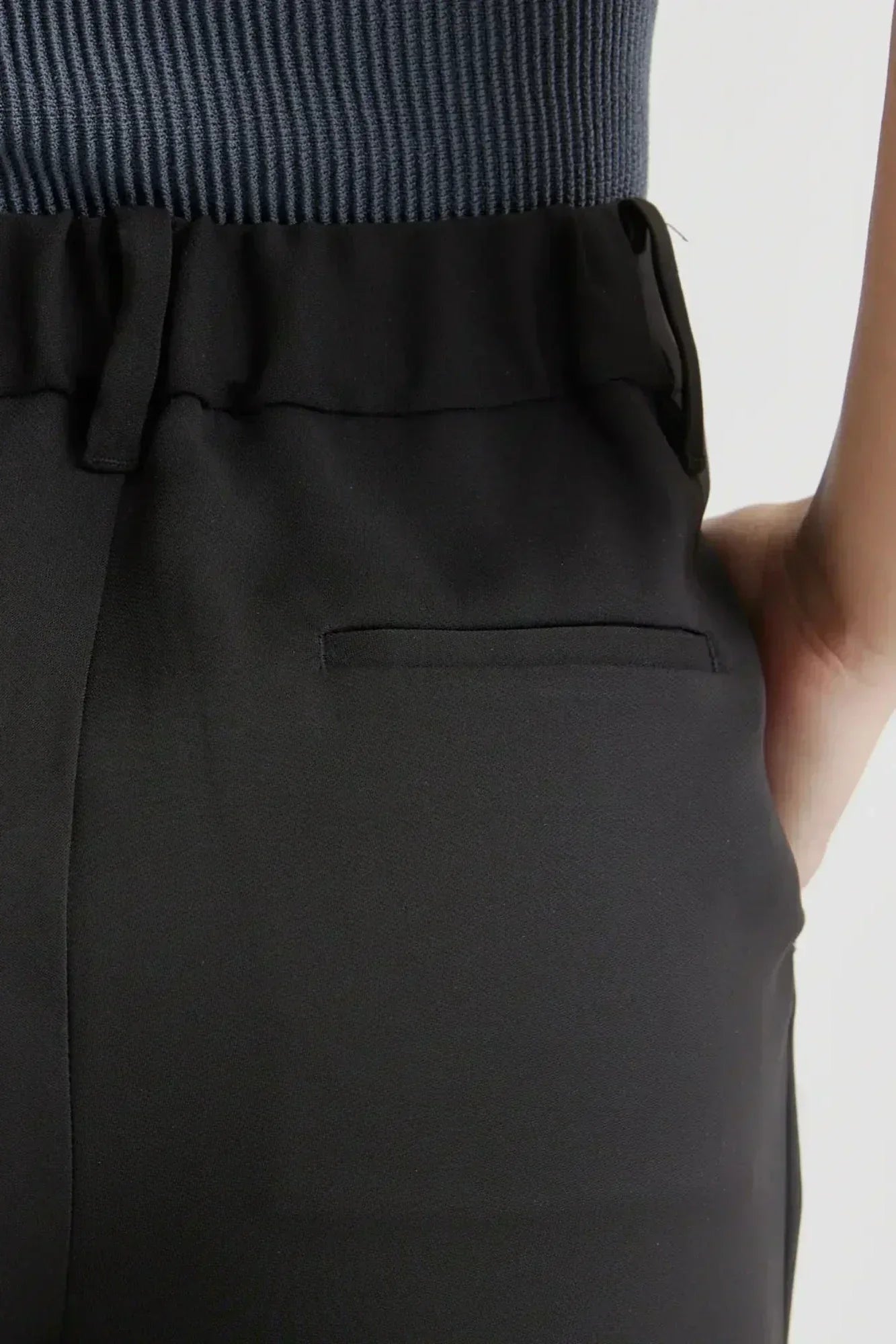 Pantalon large marine de Danoir Paris, pantalon à jambes larges noir, vue de face sur fond blanc.