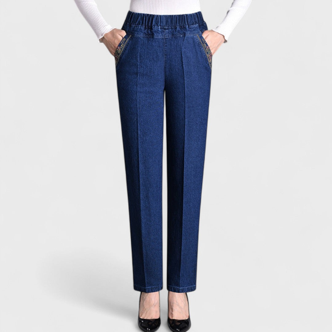 Jeans élégants Mira™ en denim avec poches pratiques, de la marque Danoir Paris, portés avec style.