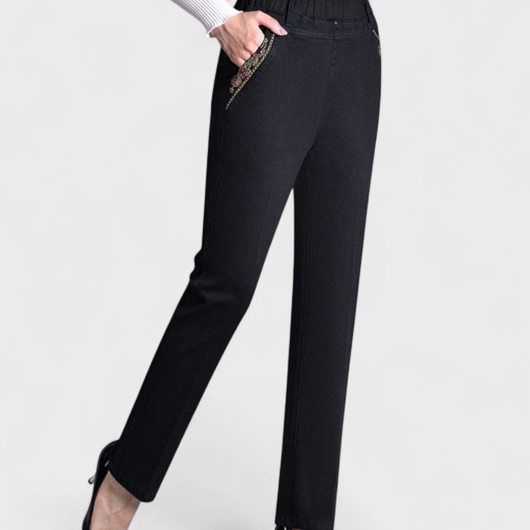 Jeans élégants Mira™ en denim avec poches pratiques, par Danoir Paris, montrant la coupe ajustée et la texture du tissu.