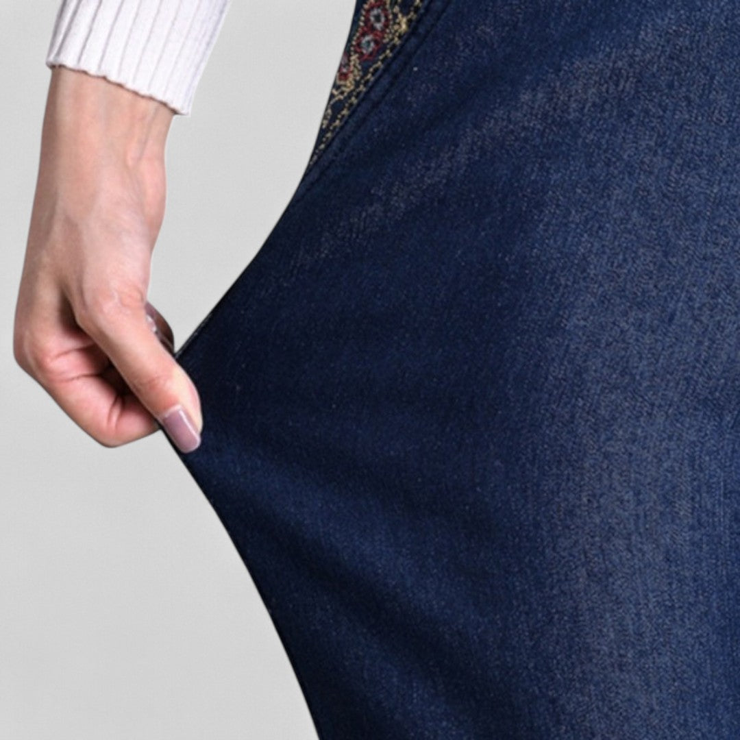Jeans élégants Danoir Paris Mira™ en denim avec poches pratiques, coupe moderne et design tendance visible sur l’image.
