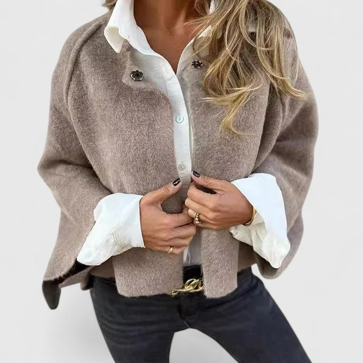 Veste élégante Bettinna Danoir Paris en tissu fluide, coupe sophistiquée avec col et manches longues, portée chic.