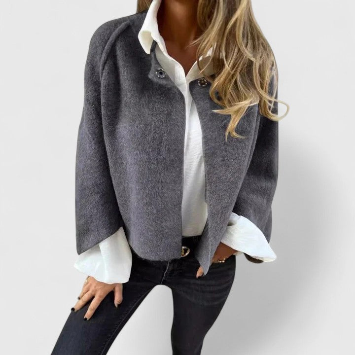 Veste élégante Bettinna Danoir Paris en tissu noir avec col structuré, vue de face sur fond neutre.