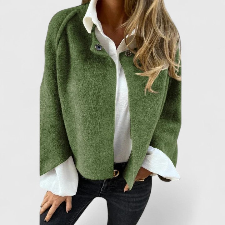 Veste élégante Bettinna Danoir Paris en tissu chic, coupe sophistiquée, portée sur un mannequin dans un cadre neutre.