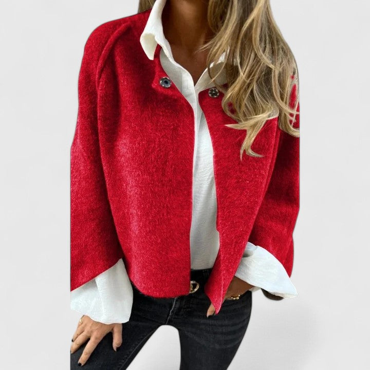 Veste élégante Bettinna de Danoir Paris en tissu fluide, coupe ajustée, coloris neutre, portée sur un mannequin.