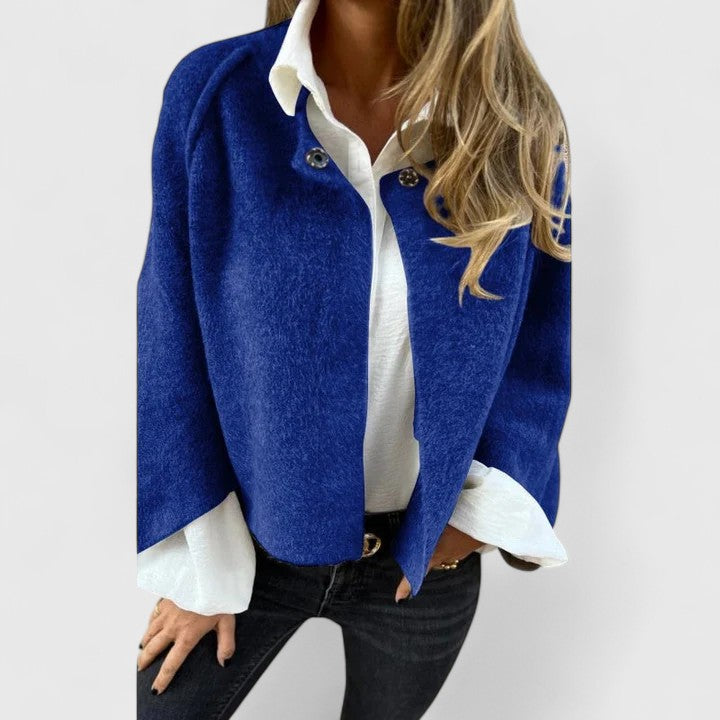 Veste élégante Bettinna de Danoir Paris, coupe raffinée, tissu chic, portée sur un fond neutre, vue de face.