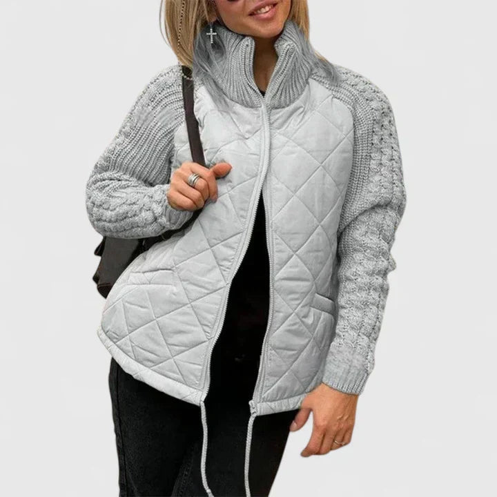 Veste élégante Havirae de Danoir Paris, coupe sophistiquée et détails modernes, portée sur un mannequin blanc.