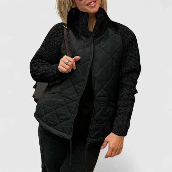 Veste élégante Havirae de Danoir Paris, coupe ajustée, en tissu noir avec détails sophistiqués, portée sur mannequin.