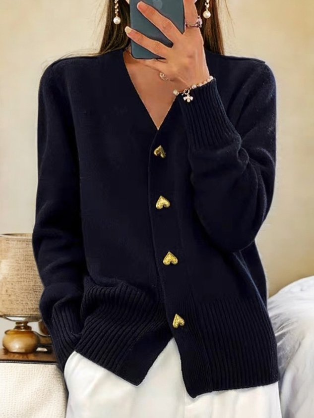 Cardigan en maille Amy Danoir Paris, élégant vêtement automnal avec manches longues et design chic, porté sur fond neutre.