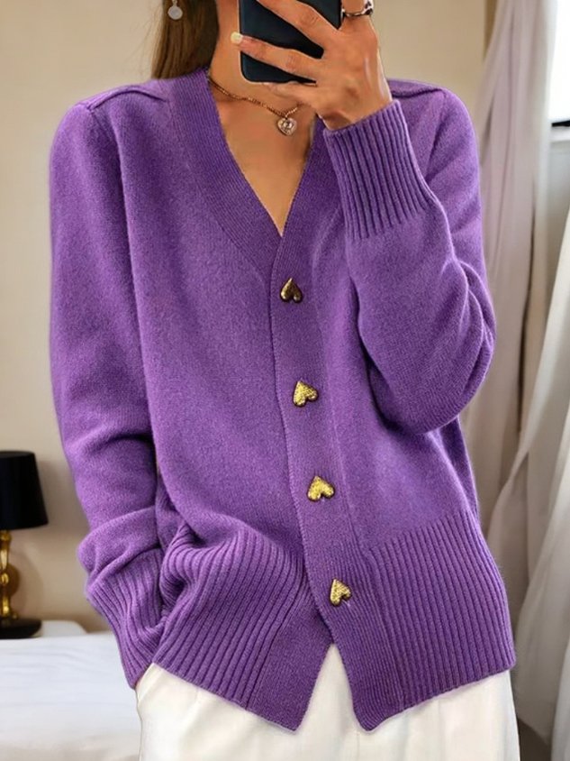 Cardigan en maille élégante Amy Danoir Paris pour l'automne, porté en mode décontracté, couleur neutre, détails de texture visible.