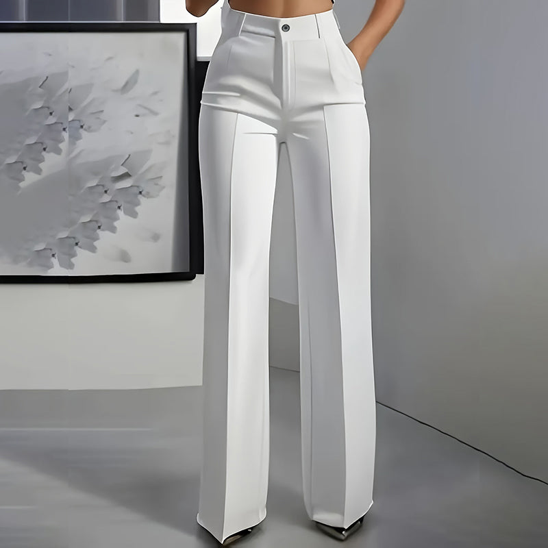 Pantalon de costume taille haute pour femmes Danoir Paris, coupe élégante et tissu fluide, porté avec une blouse blanche.