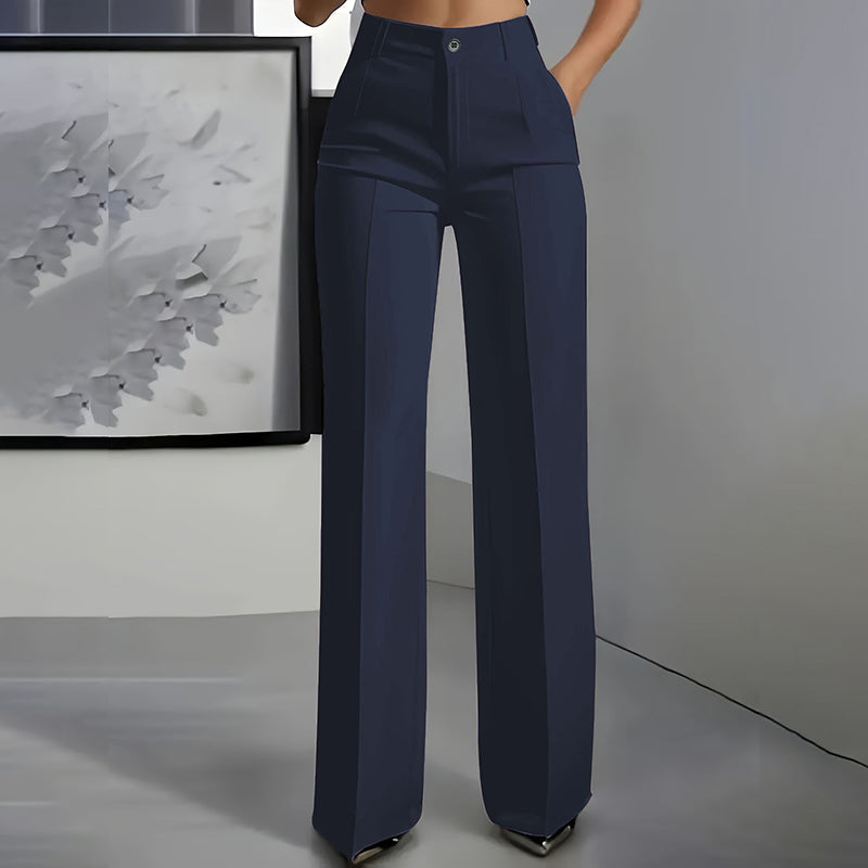 Pantalon de costume taille haute pour femmes Danoir Paris, coupe élégante et tissu chic, porté avec une blouse blanche.