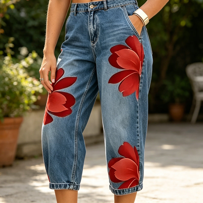 Jean large à imprimé floral Capucine pour dames, par Danoir Paris, avec motif floral coloré, ajusté à la taille.