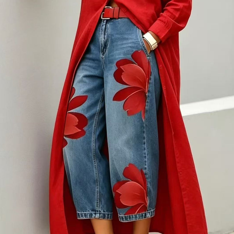 Jean large pour dames Danoir Paris avec imprimé floral, coupe ample et détails modernes, porté sur mannequin.