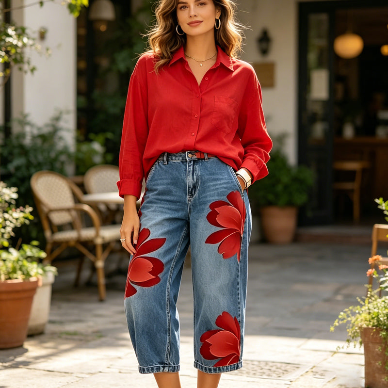 Jean large pour femmes Danoir Paris avec motif floral, mettant en valeur la coupe ample et l'imprimé coloré.