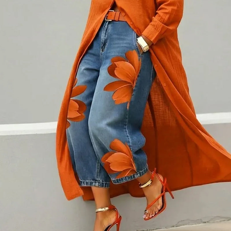 Jean large à imprimé floral Capucine pour dames, de la marque Danoir Paris, avec motif floral coloré et coupe ample.