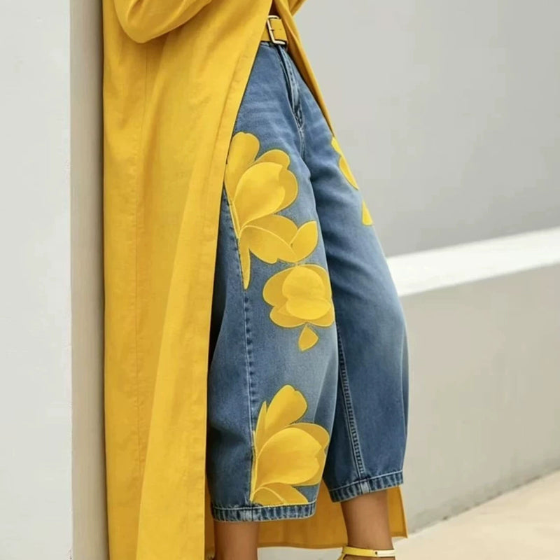 Jeans femme Danoir Paris à imprimé floral, coupe large, avec détails colorés et motifs floraux visibles sur le tissu.