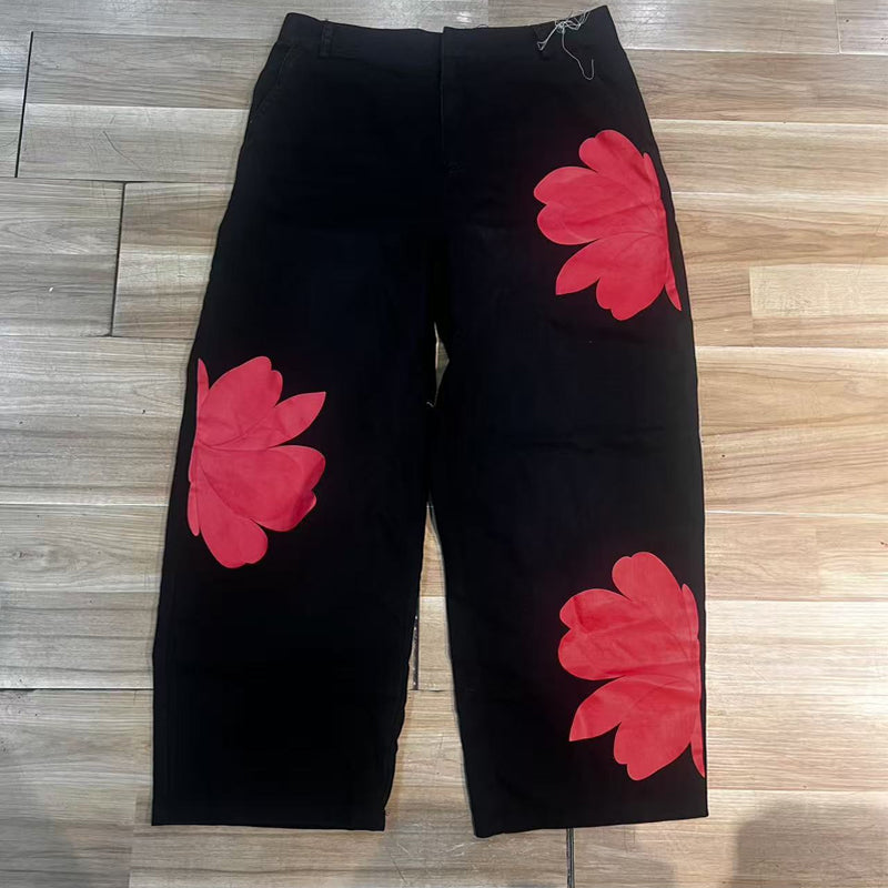 Jean large pour dames Danoir Paris avec imprimé floral, coupe confortable et tendance, visible avec détails de fleurs colorées.