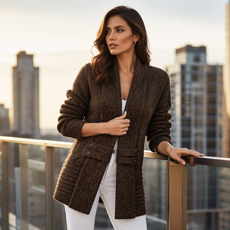 Cardigan croisé léger pour femmes de Danoir Paris, vêtement d'accessoire pour la superposition lors des journées fraîches.