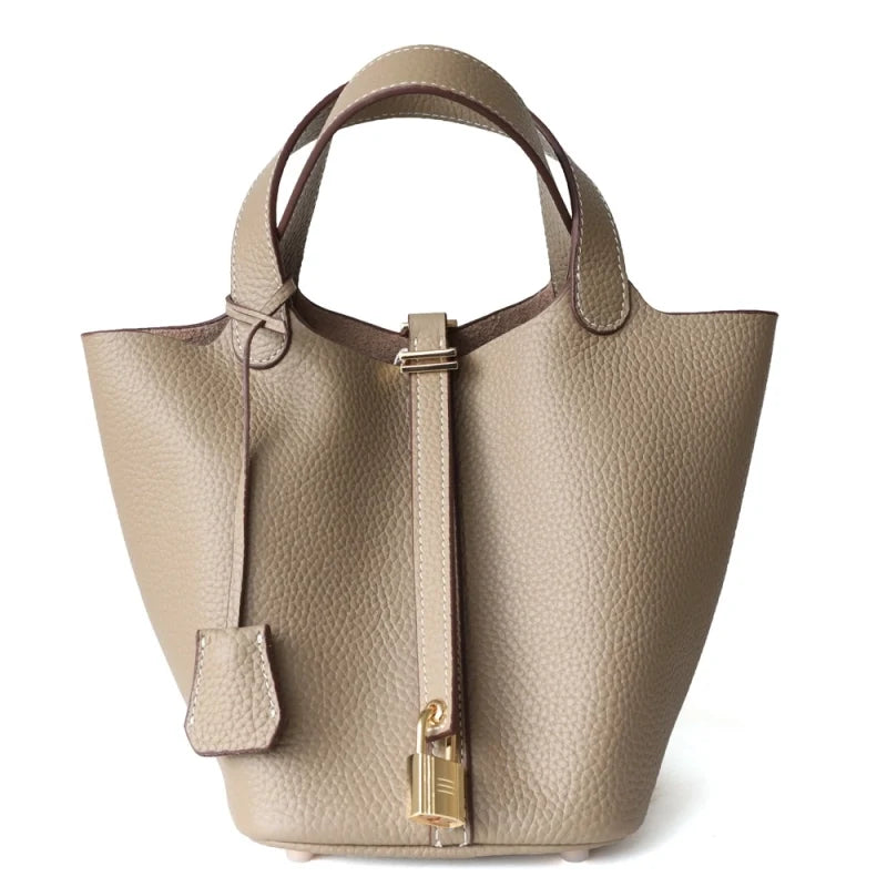 Sac seau Portico de Danoir Paris en taupe avec poignée en cuir et design élégant, prêt à compléter votre look.