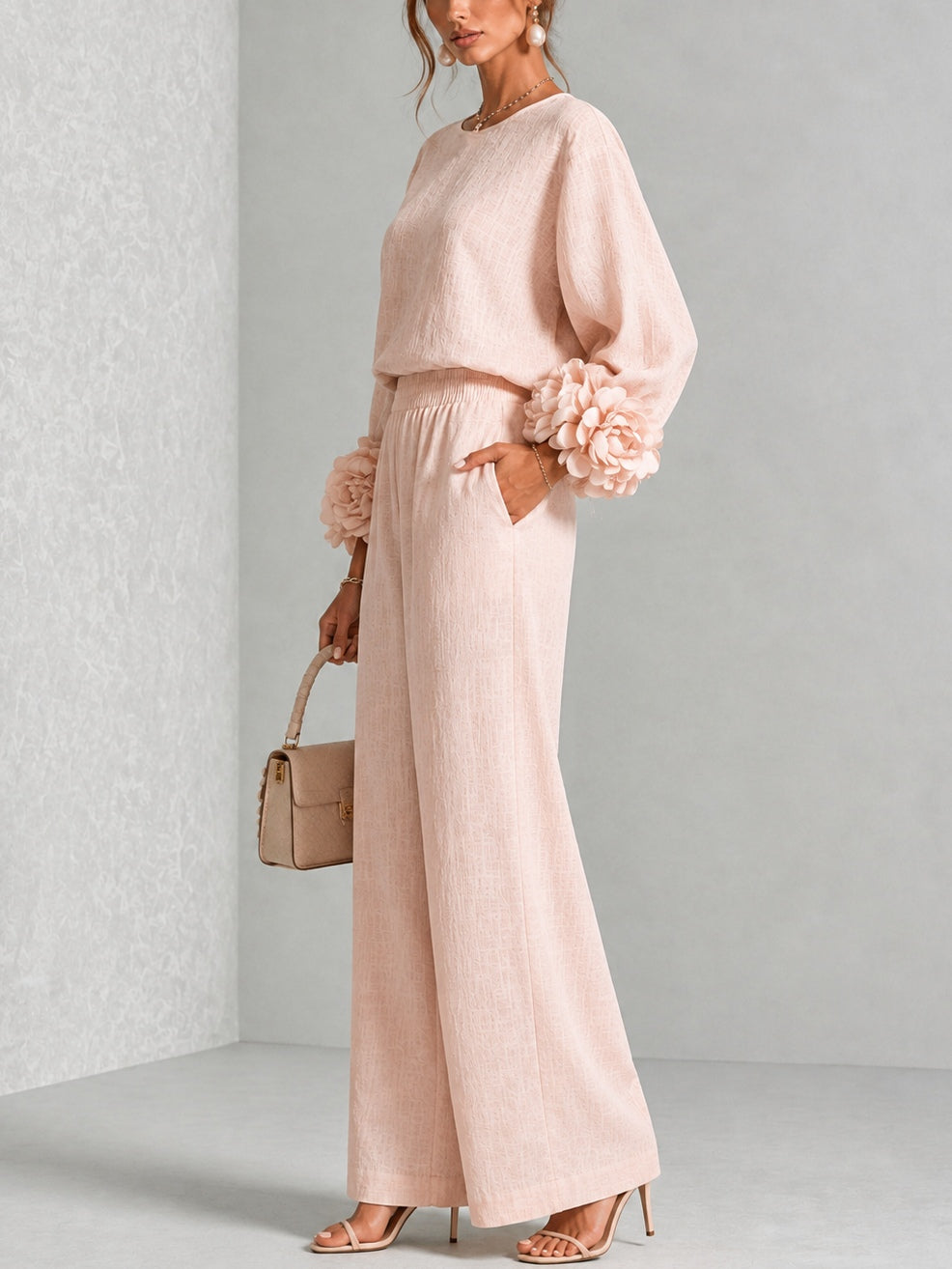 Ensemble deux pièces à manches florales Rosalie de Danoir Paris, motif floral blanc avec poignets élégants.