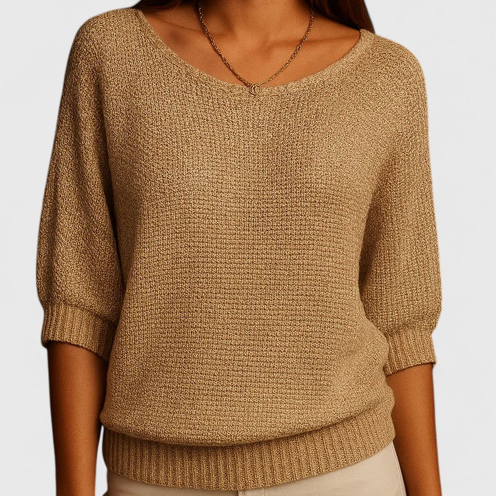 Pull en maille Rachel de Danoir Paris, douceur et élégance, porté de face, couleur neutre, détail de la texture en maille.