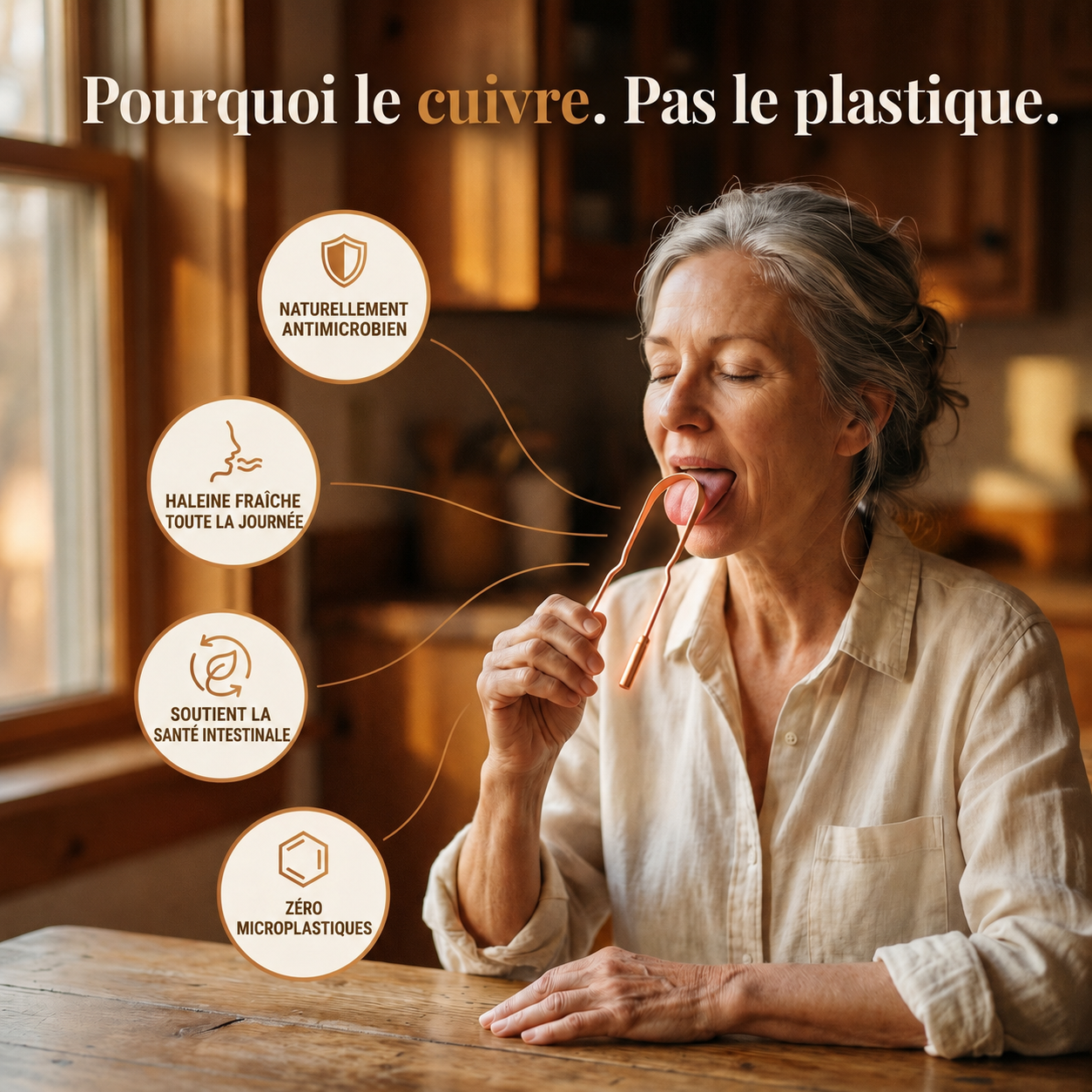 Scraper à langue en cuivre pur de Danoir Paris, montrant la surface métallique et la forme ergonomique pour l'hygiène bucco-dentaire.