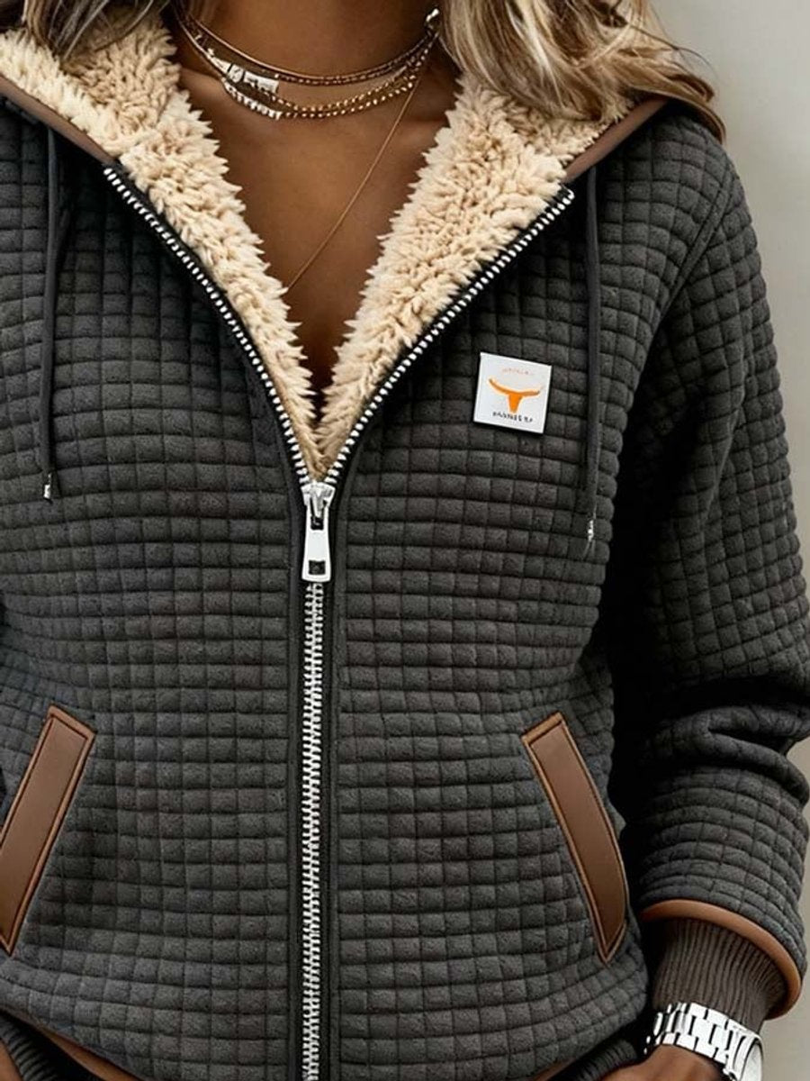 Veste sherpa à capuche Danoir Paris pour femmes, doublure en Sherpa, zip complet, style quilté, veste chaude et confortable.